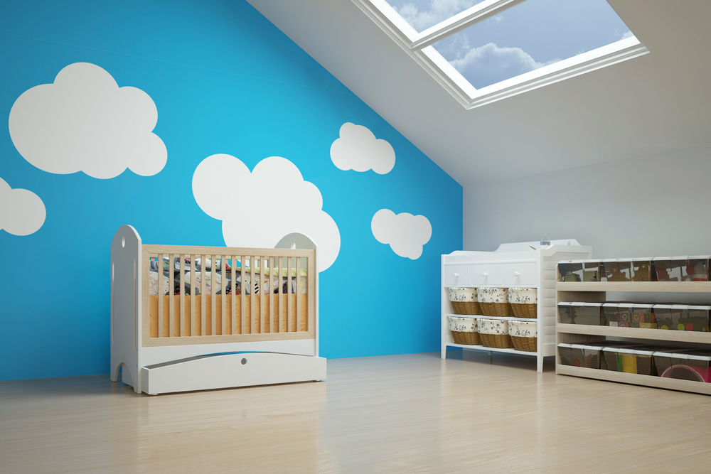 Kolorowe ściany w pokoju dziecka na poddaszu